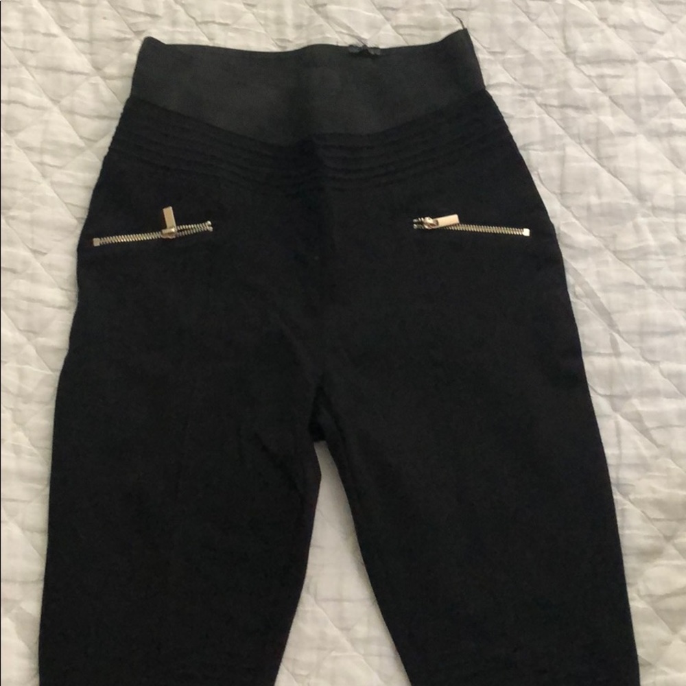 Beautiful strechy leggings. Size M